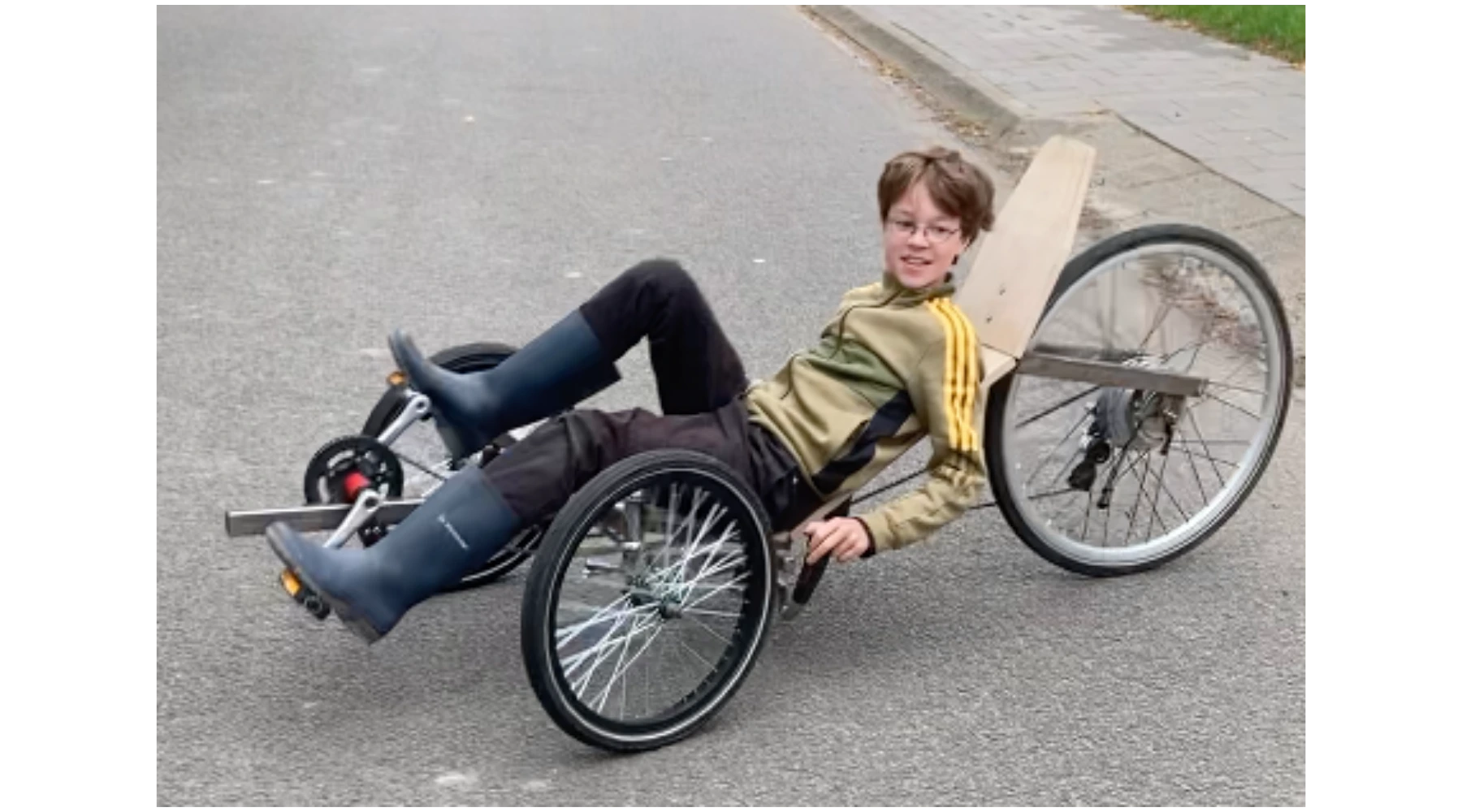 tom op fiets